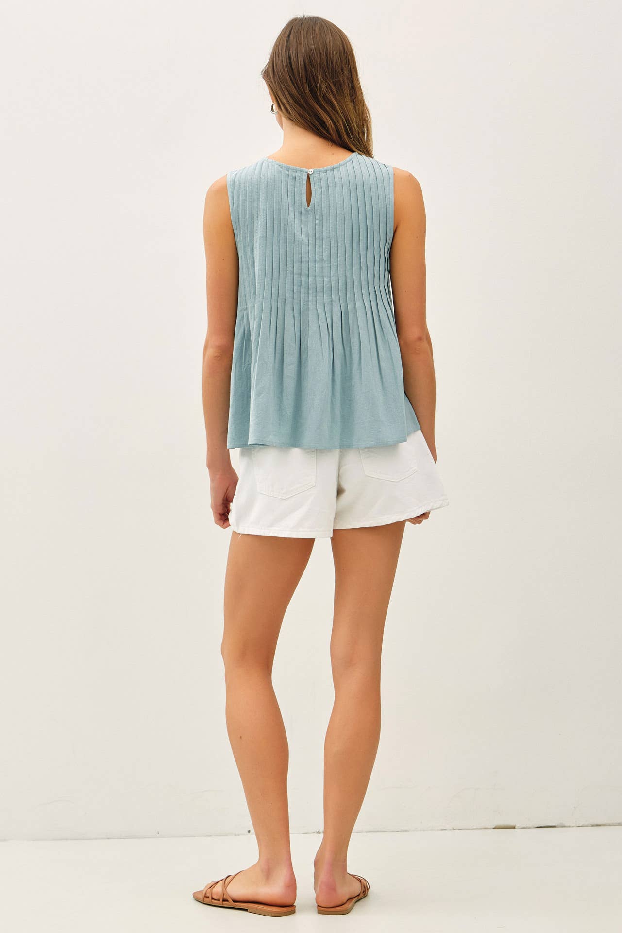 LINEN BLEND PLEATED SLEEVELESS TOP